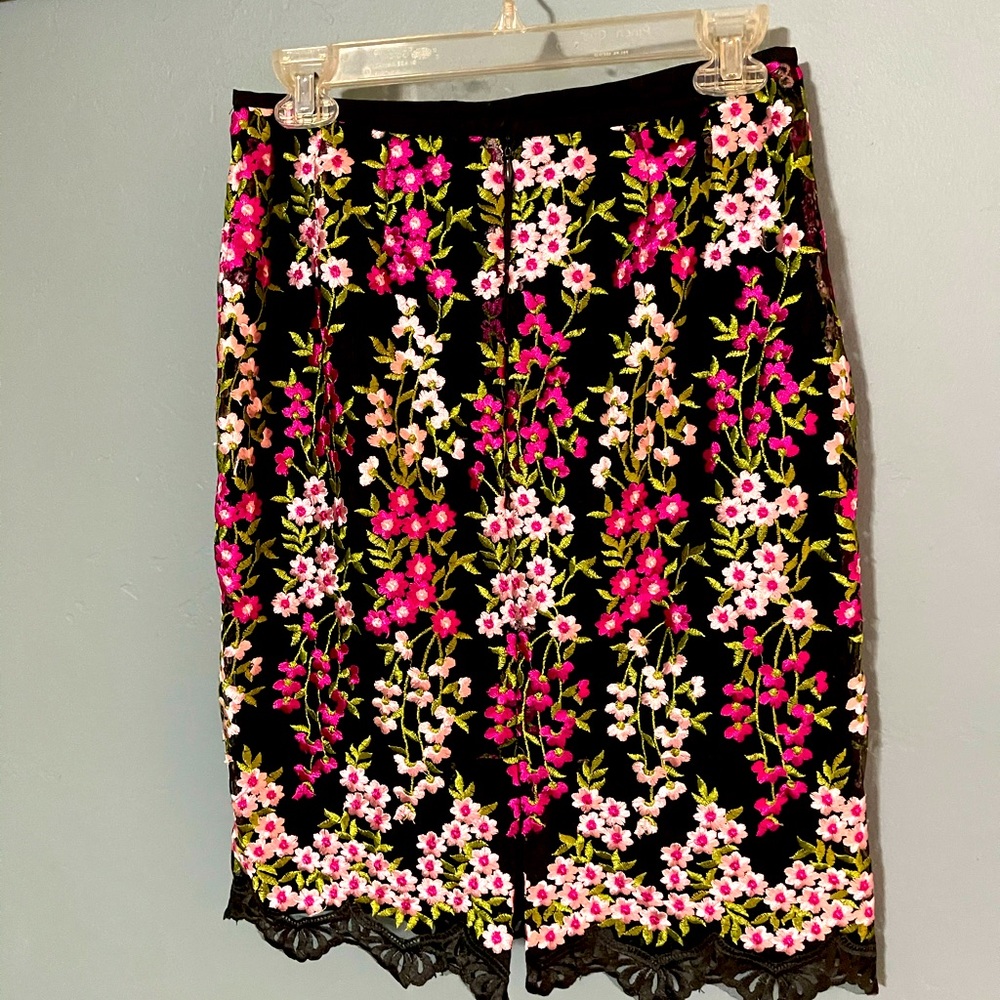 Tahari skirt. Size 4.